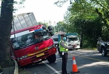 podiumnews.com-Truk Muat 20 Ton Susu Terperosok di Kerambitan